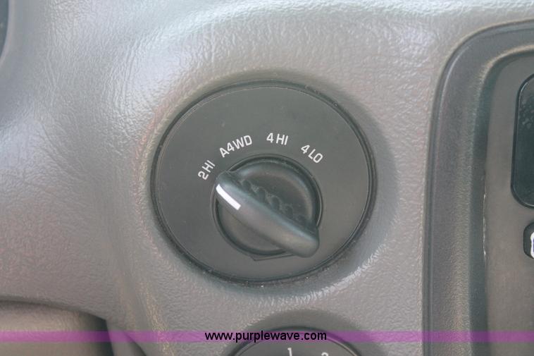 image for item H3560 2002 Chevrolet Trailblazer LS SUV