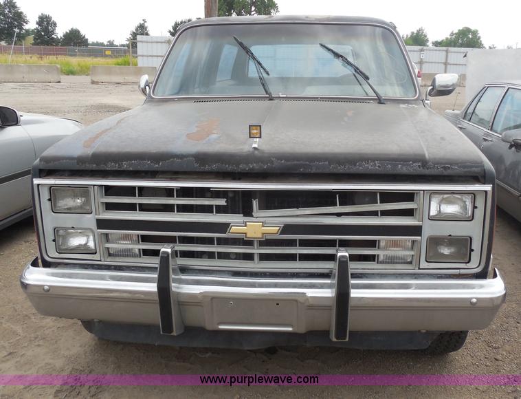 image for item H9966 1985 Chevrolet Custom Deluxe 10 Suburban SUV