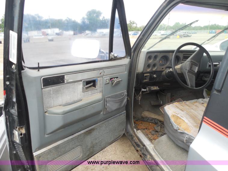 image for item H9966 1985 Chevrolet Custom Deluxe 10 Suburban SUV