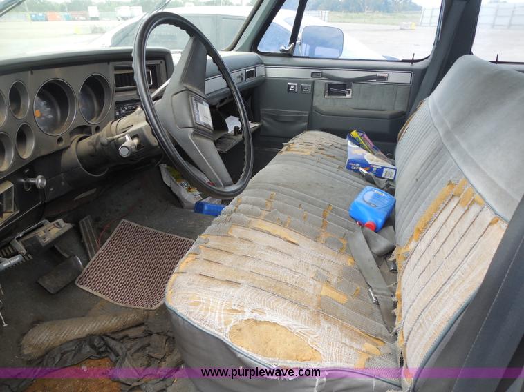 image for item H9966 1985 Chevrolet Custom Deluxe 10 Suburban SUV