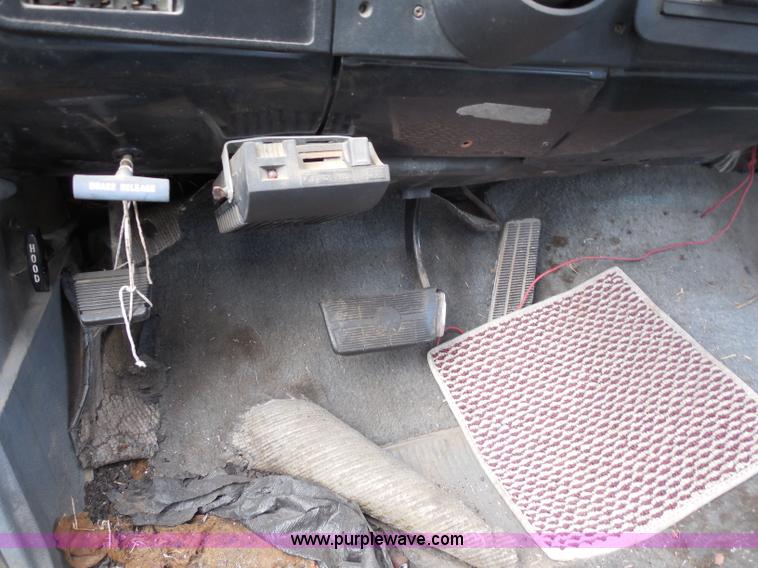 image for item H9966 1985 Chevrolet Custom Deluxe 10 Suburban SUV