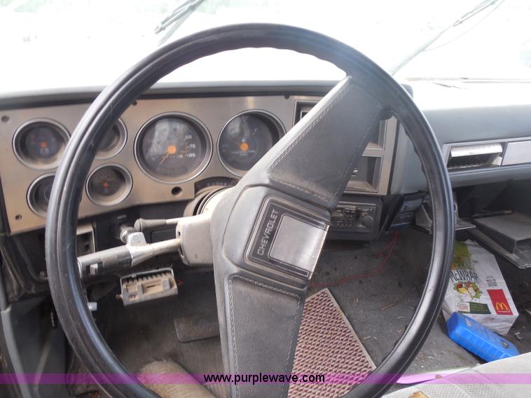 image for item H9966 1985 Chevrolet Custom Deluxe 10 Suburban SUV