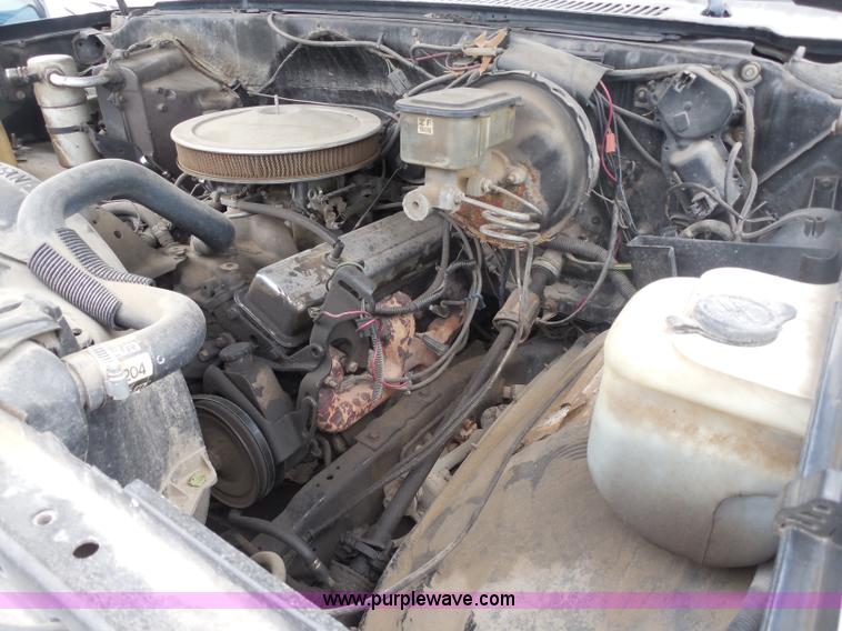 image for item H9966 1985 Chevrolet Custom Deluxe 10 Suburban SUV