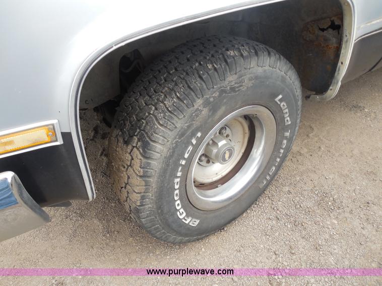 image for item H9966 1985 Chevrolet Custom Deluxe 10 Suburban SUV