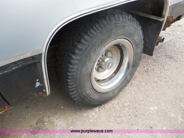 image for item H9966 1985 Chevrolet Custom Deluxe 10 Suburban SUV