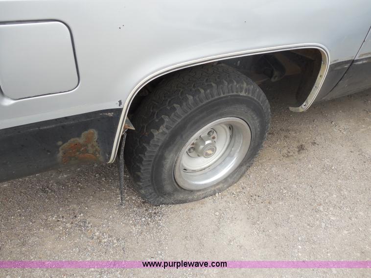 image for item H9966 1985 Chevrolet Custom Deluxe 10 Suburban SUV