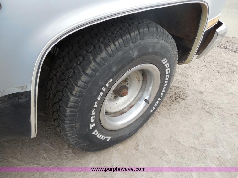 image for item H9966 1985 Chevrolet Custom Deluxe 10 Suburban SUV