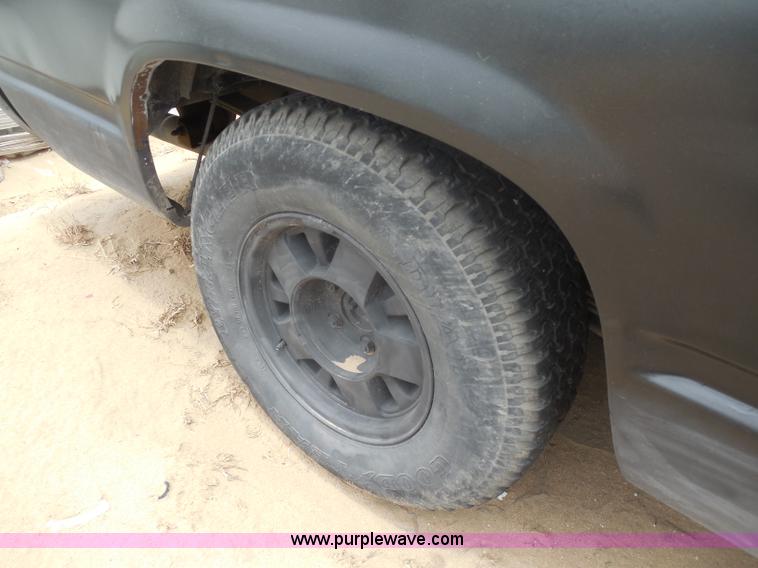 image for item H9969 1996 Chevrolet 1500 pickup truck