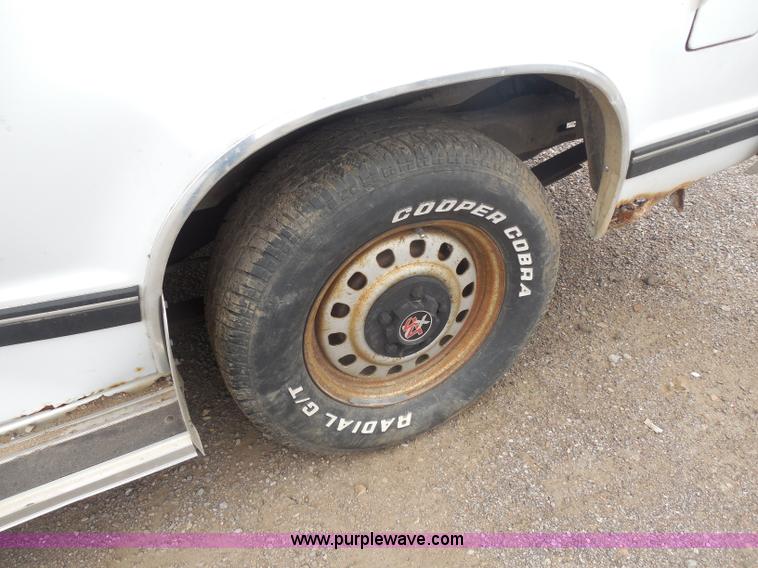 image for item H9975 1988 GMC S15 Jimmy SUV