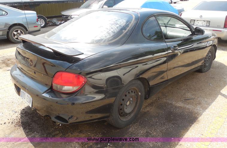image for item H9980 2001 Hyundai Tiburon