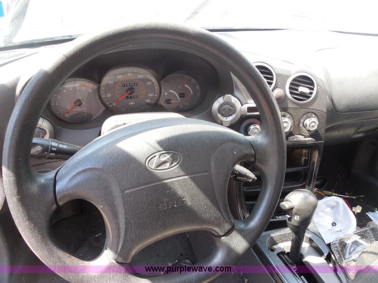 image for item H9980 2001 Hyundai Tiburon