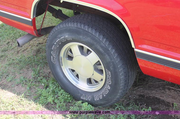 image for item I7954 1996 GMC Sierra 1500 Club Coupe pickup truck