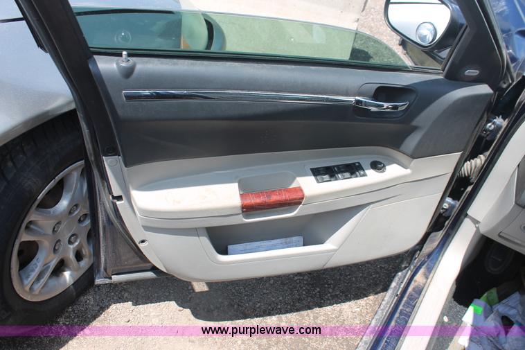image for item I7960 2005 Chrysler 300 Limited