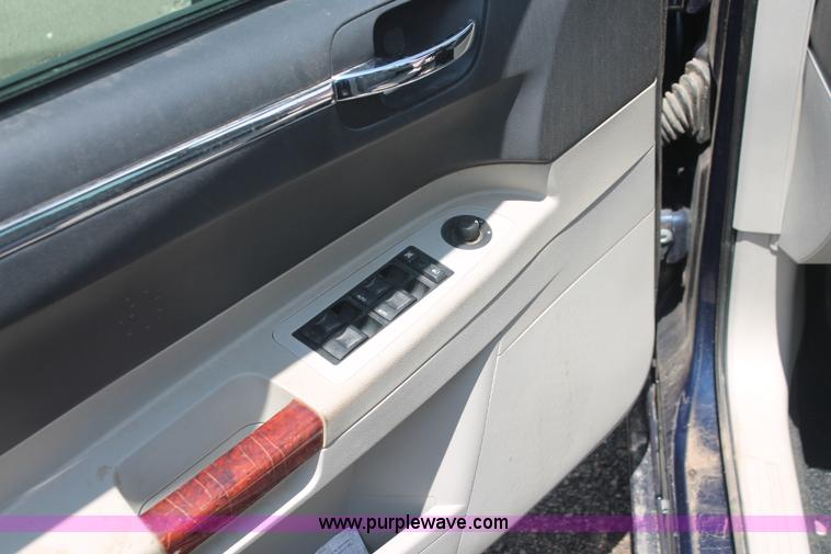 image for item I7960 2005 Chrysler 300 Limited