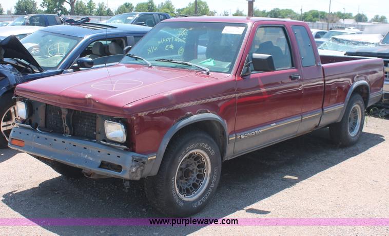 image for item I7969 1993 GMC Sonoma Club Coupe pickup truck