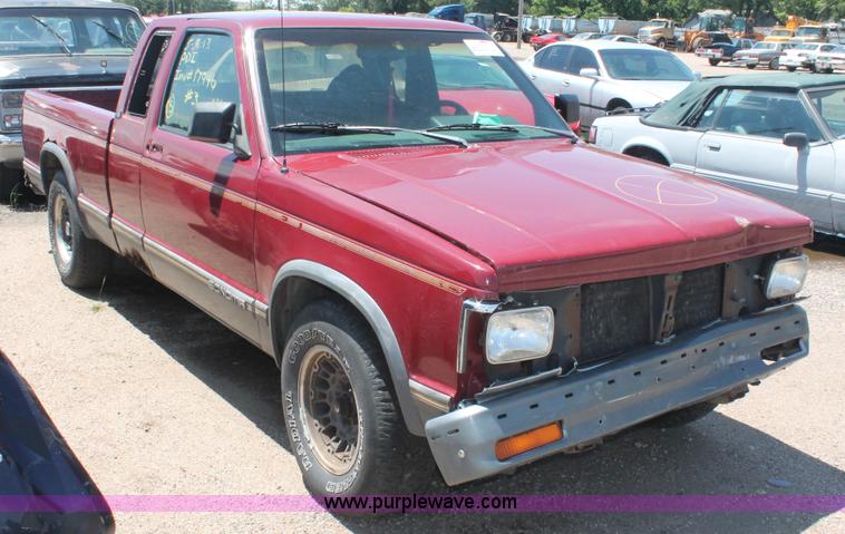 image for item I7969 1993 GMC Sonoma Club Coupe pickup truck