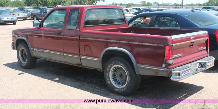 image for item I7969 1993 GMC Sonoma Club Coupe pickup truck