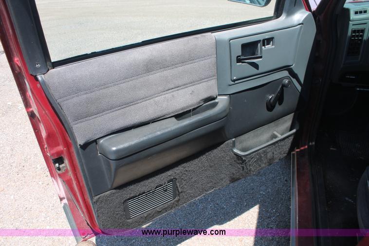 image for item I7969 1993 GMC Sonoma Club Coupe pickup truck