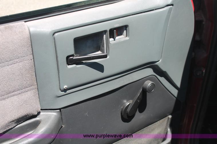 image for item I7969 1993 GMC Sonoma Club Coupe pickup truck