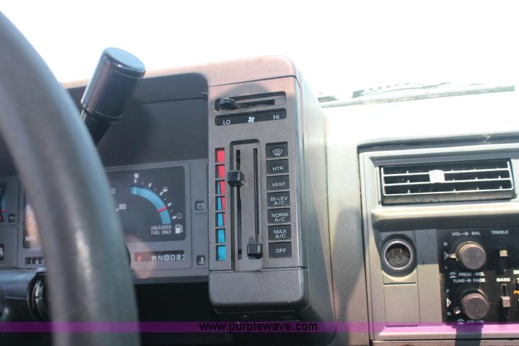 image for item I7969 1993 GMC Sonoma Club Coupe pickup truck