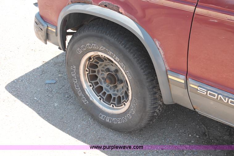 image for item I7969 1993 GMC Sonoma Club Coupe pickup truck