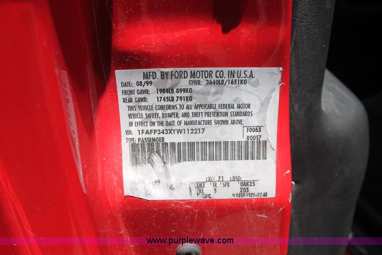 image for item I7972 2000 Ford Focus SE