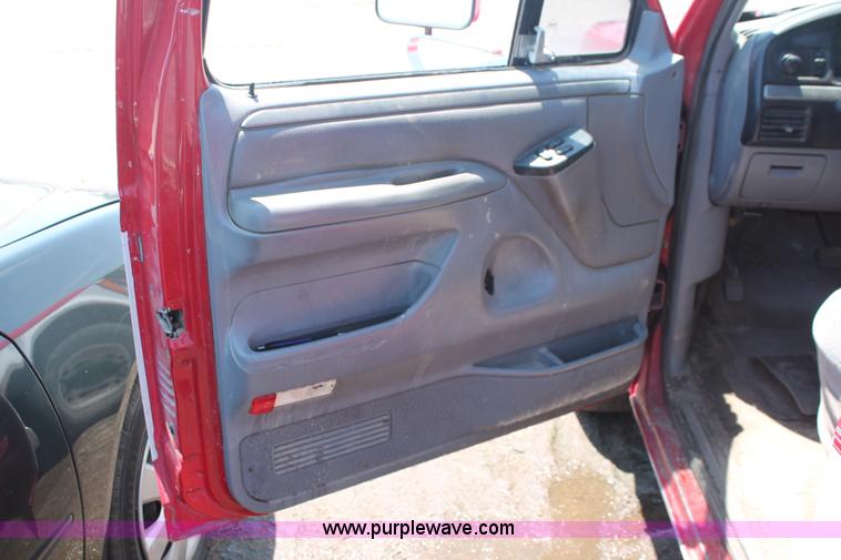 image for item I7976 1994 Ford F150 XLT SuperCab pickup truck