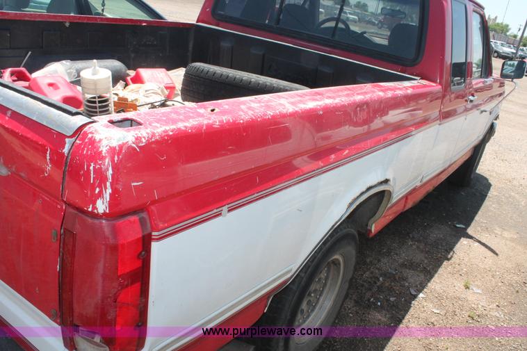 image for item I7976 1994 Ford F150 XLT SuperCab pickup truck