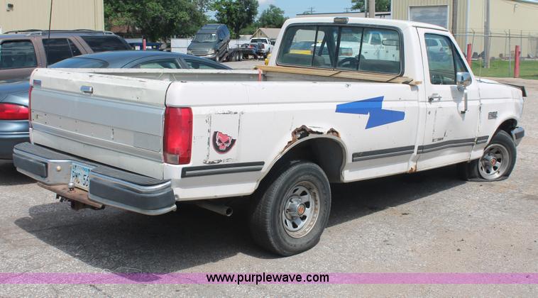 image for item I7980 1990 Ford F150 XLT Lariat pickup truck