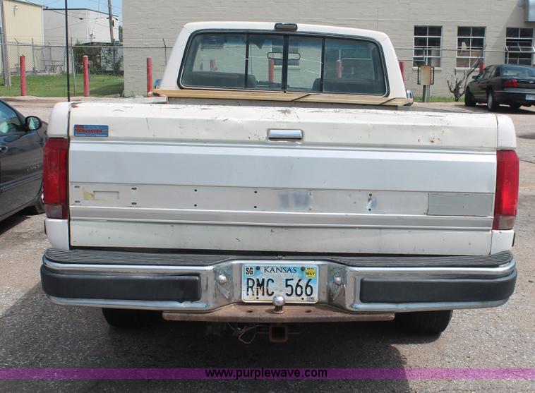 image for item I7980 1990 Ford F150 XLT Lariat pickup truck
