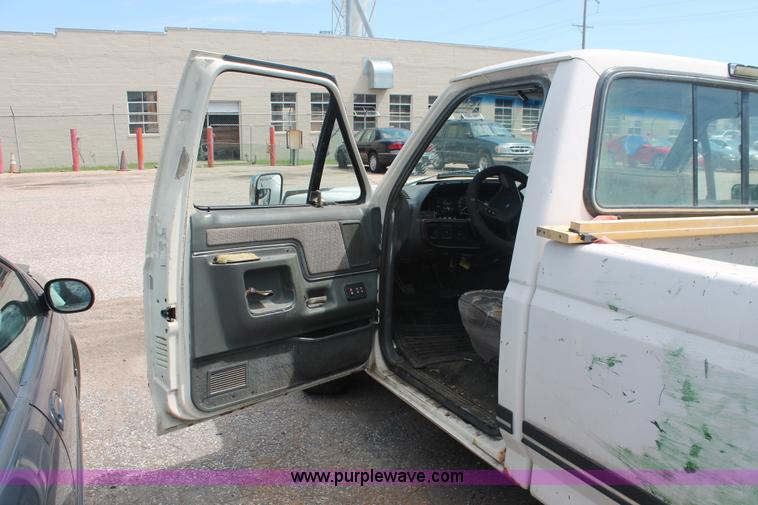 image for item I7980 1990 Ford F150 XLT Lariat pickup truck