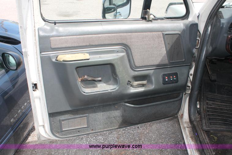 image for item I7980 1990 Ford F150 XLT Lariat pickup truck