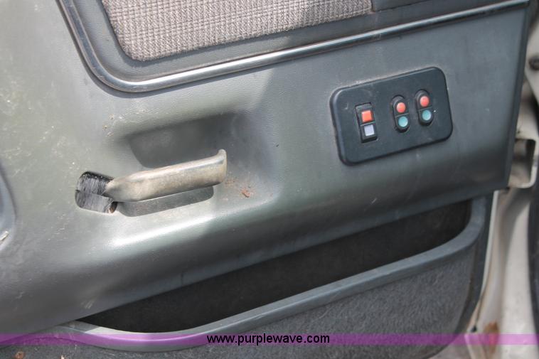 image for item I7980 1990 Ford F150 XLT Lariat pickup truck