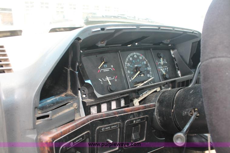 image for item I7980 1990 Ford F150 XLT Lariat pickup truck