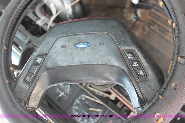 image for item I7980 1990 Ford F150 XLT Lariat pickup truck