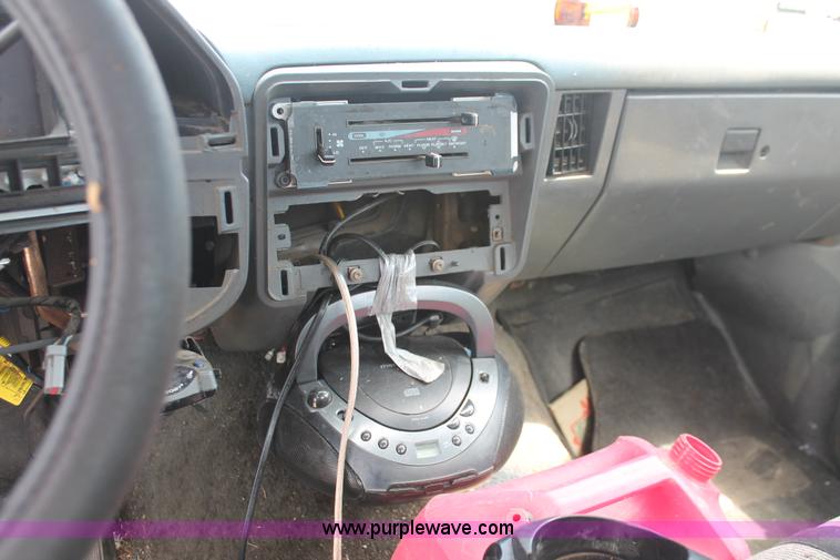 image for item I7980 1990 Ford F150 XLT Lariat pickup truck