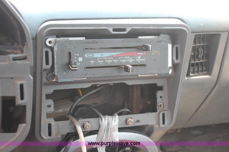 image for item I7980 1990 Ford F150 XLT Lariat pickup truck