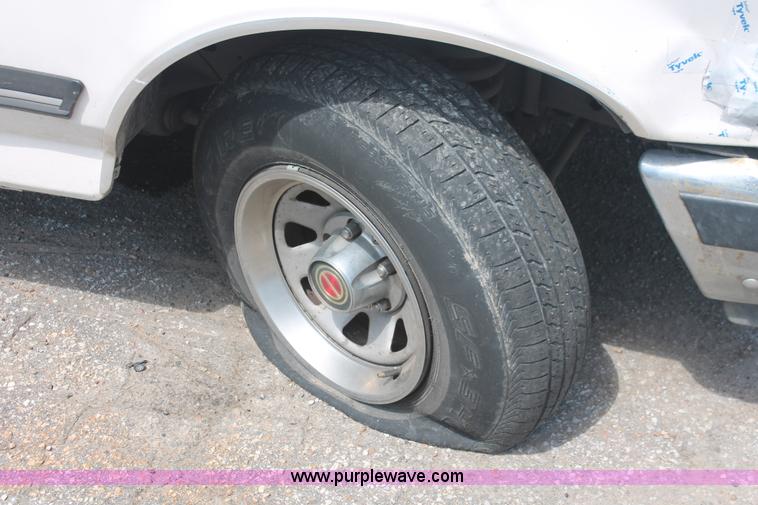 image for item I7980 1990 Ford F150 XLT Lariat pickup truck