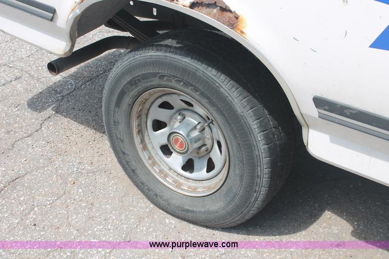 image for item I7980 1990 Ford F150 XLT Lariat pickup truck