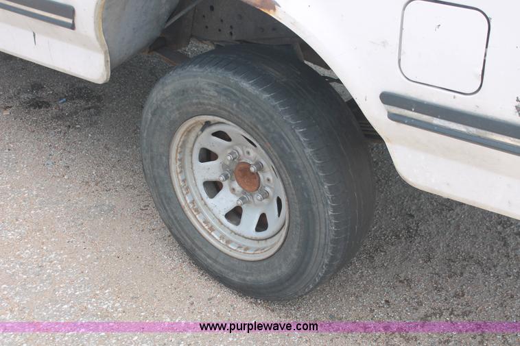 image for item I7980 1990 Ford F150 XLT Lariat pickup truck