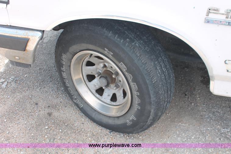 image for item I7980 1990 Ford F150 XLT Lariat pickup truck