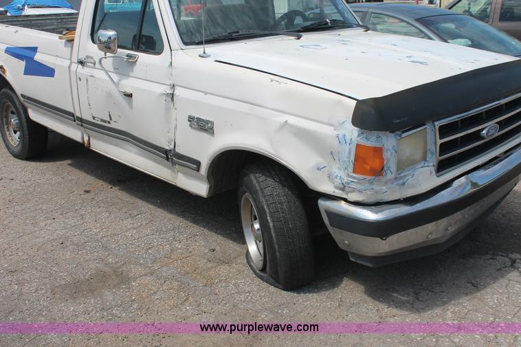 image for item I7980 1990 Ford F150 XLT Lariat pickup truck