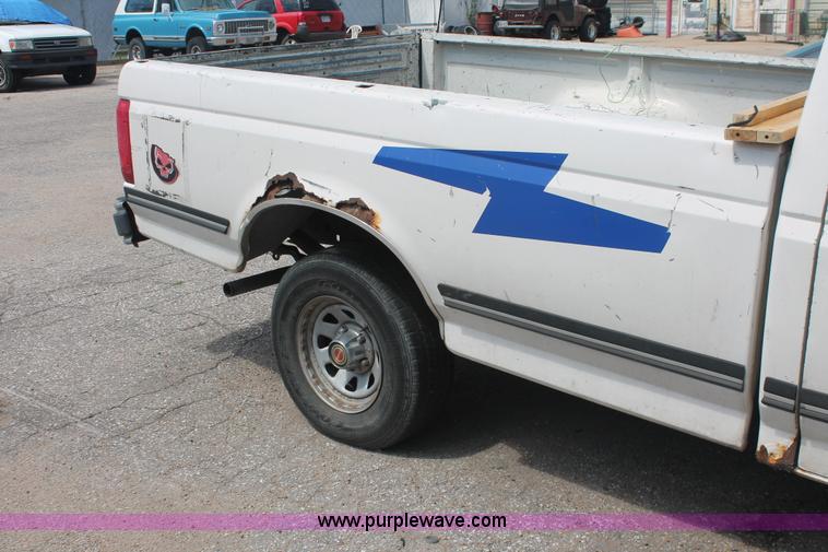 image for item I7980 1990 Ford F150 XLT Lariat pickup truck