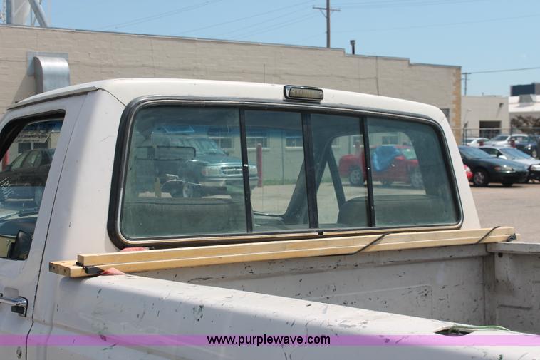 image for item I7980 1990 Ford F150 XLT Lariat pickup truck