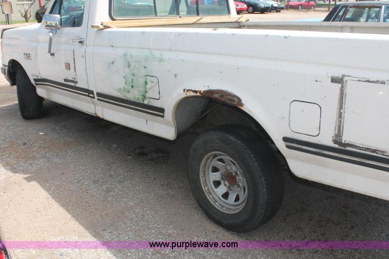 image for item I7980 1990 Ford F150 XLT Lariat pickup truck