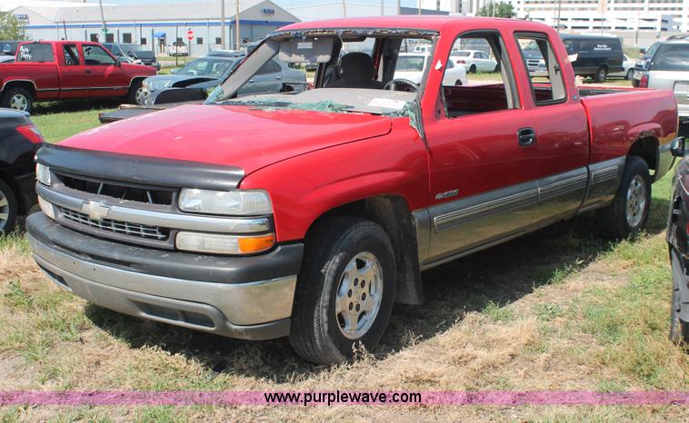image for item I7982 1999 Chevrolet Silverado 1500 Extended Cab pickup truck