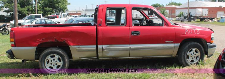 image for item I7982 1999 Chevrolet Silverado 1500 Extended Cab pickup truck