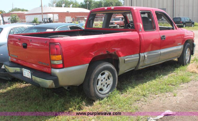 image for item I7982 1999 Chevrolet Silverado 1500 Extended Cab pickup truck