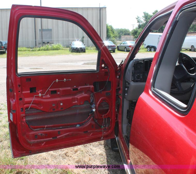 image for item I7982 1999 Chevrolet Silverado 1500 Extended Cab pickup truck