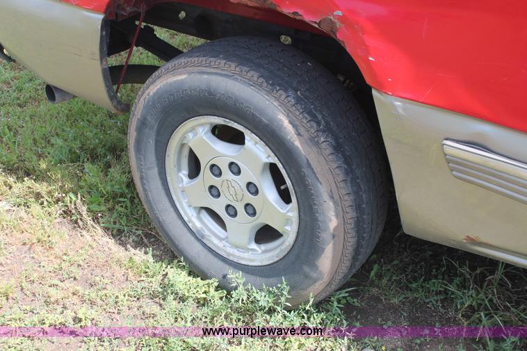 image for item I7982 1999 Chevrolet Silverado 1500 Extended Cab pickup truck